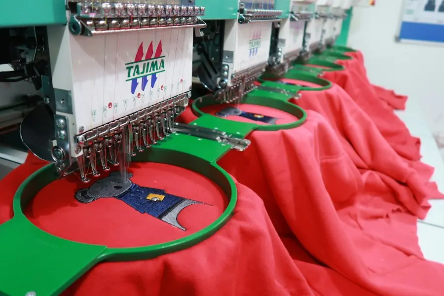 Thêu logo nhiều màu chỉ