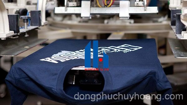 Nên chọn in hay thêu trên áo đồng phục