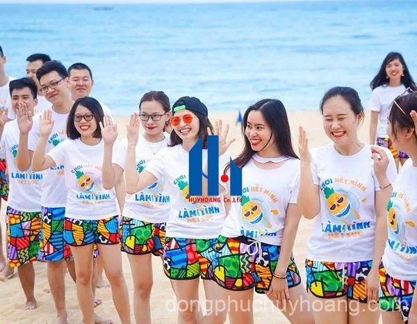 Đồng phục áo thun cổ tròn in logo giữa