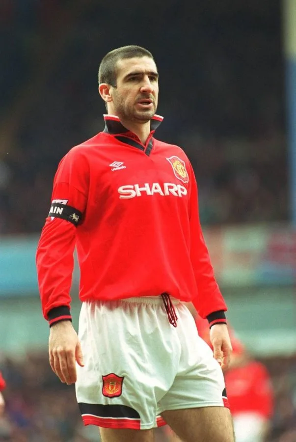 Eric Cantona - biểu tượng của quỷ đỏ với cổ áo đồng phục polo dựng ngược