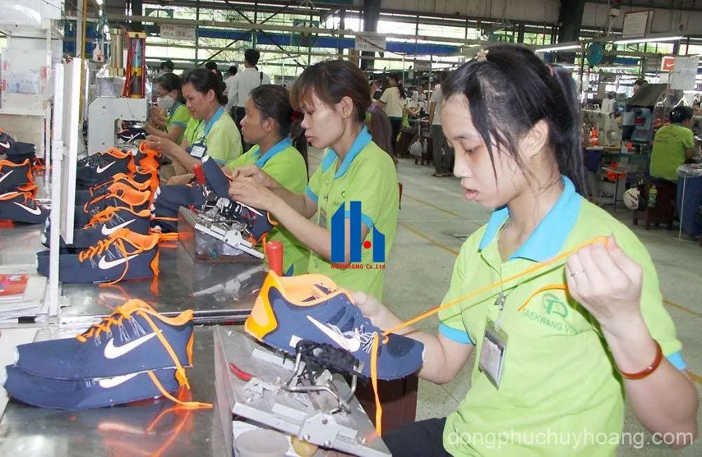 Khi may đồng phục công nhân, chọn chất liệu vải phù hợp nhằm tối đa hóa sự thoải mái.