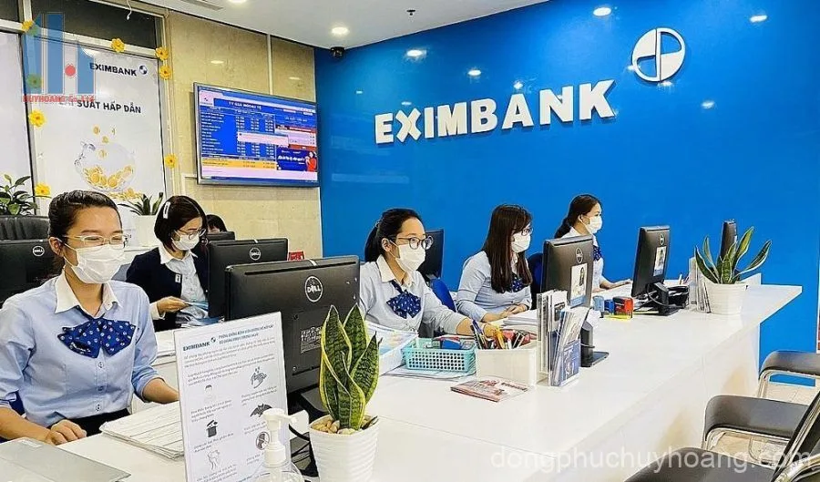 Nhân viên mặc đồng phục Eximbank khi đi làm