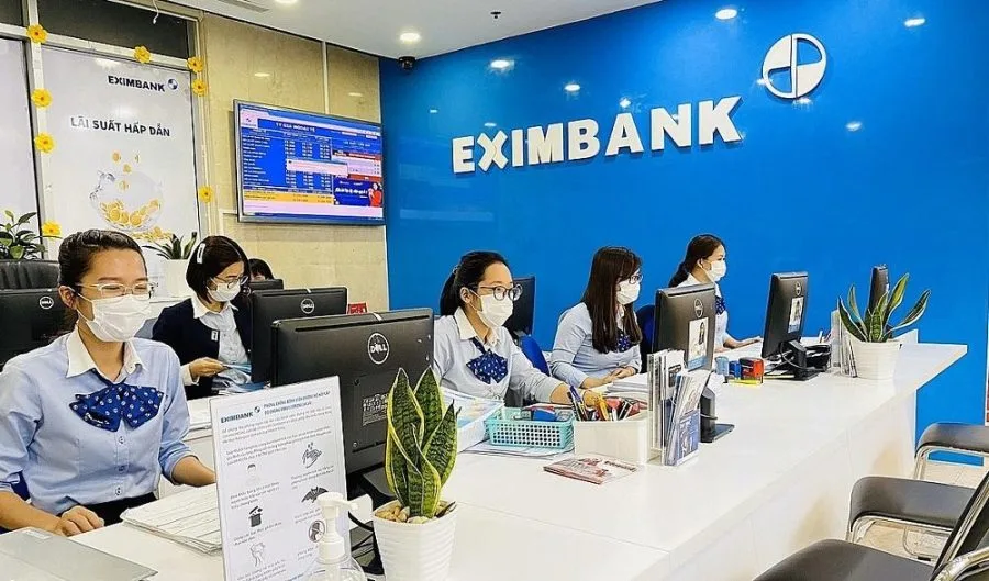 Nhân viên mặc đồng phục Eximbank khi đi làm