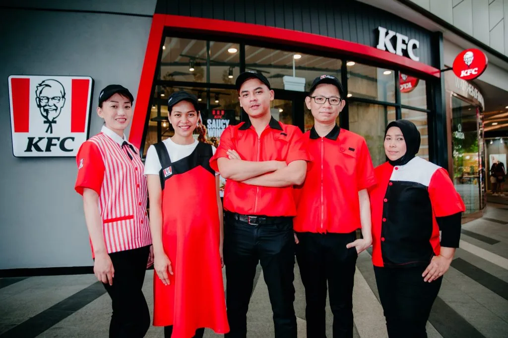 Bộ sưu tập đồng phục nhà hàng đẹp mắt của KFC Singapore