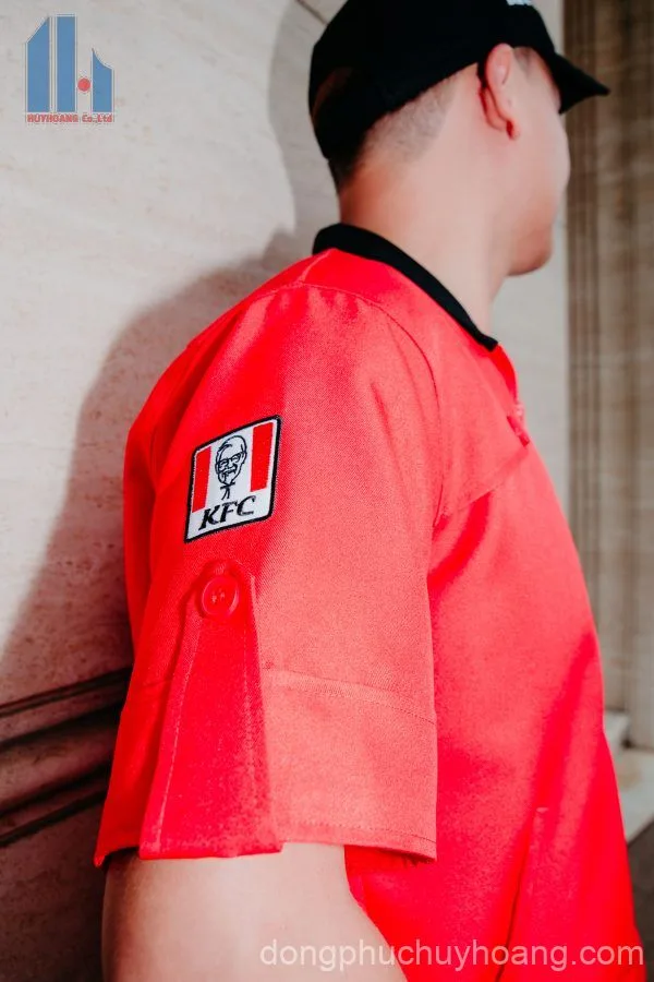 Một góc nhìn khác của đồng phục quản lý nhà hàng của KFC
