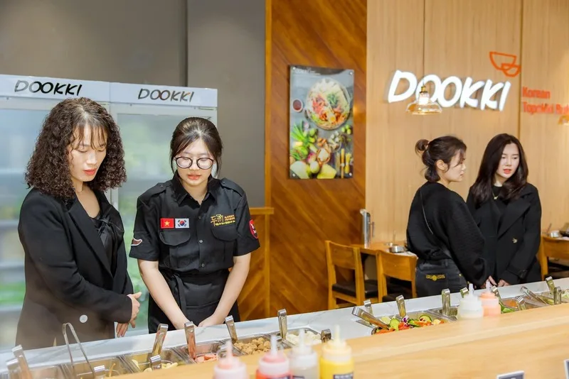 Đồng phục Dookki đen - phong cách hiện đại, đẹp mắt.