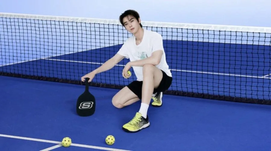 Vì Sao Mua Đồng Phục Pickleball Lại Quan Trọng?Mua đồng phục thi đấu pickleball không chỉ đơn thuần là việc chọn trang phục mà còn thể hiện sự sành điệu trong xu hướng thể thao và thời trang. Đồng phục giúp người chơi tự tin hơn trong mỗi trận đấu, đồng thời khẳng định phong cách cá nhân. 2.1. Thể Hiện Sự Sành Điệu Trong bối cảnh thể thao hiện đại, việc sở hữu đồng phục đẹp mắt và chuyên nghiệp giúp người chơi nổi bật hơn trên sân. Đồng phục không chỉ phản ánh phong cách cá nhân mà còn góp phần tạo dựng thương hiệu cho đội bóng. 2.2. Đặt Thù Của Môn Thể Thao Pickleball là môn thể thao yêu cầu sự linh hoạt và thoải mái khi di chuyển. Đồng phục thiết kế phù hợp sẽ giúp người chơi thực hiện các động tác một cách dễ dàng, đồng thời tạo sự thoải mái trong suốt trận đấu.