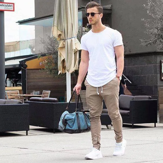 Áo phông và quần Jogger là một sự kết hợp đẹp mắt cho đồng phục thể dục
