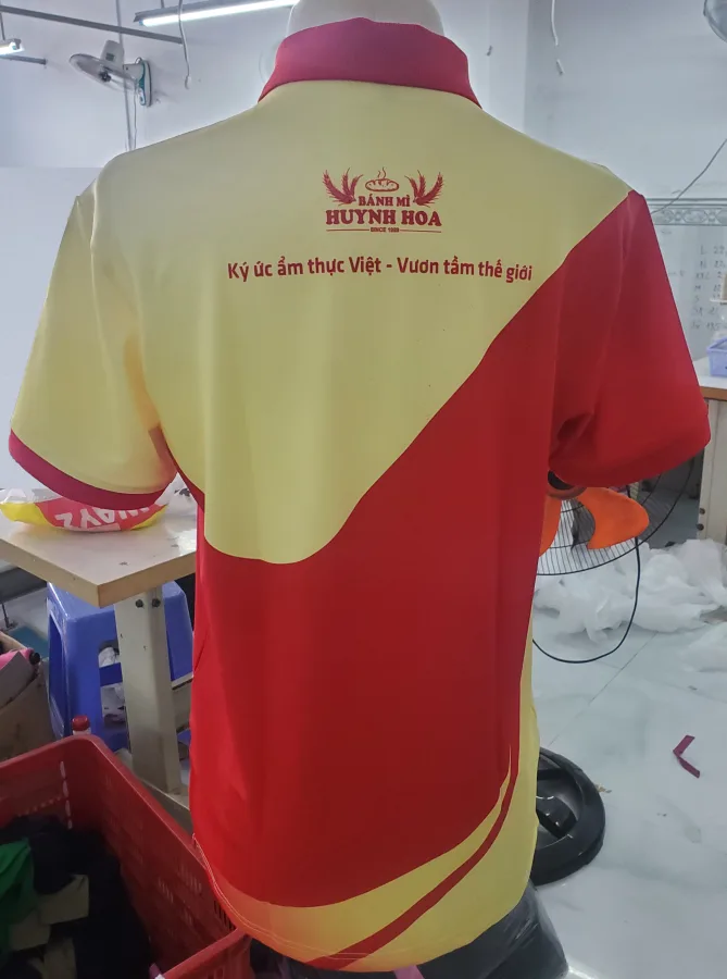 đồng phục nhân viên bánh mì Huynh Hoa